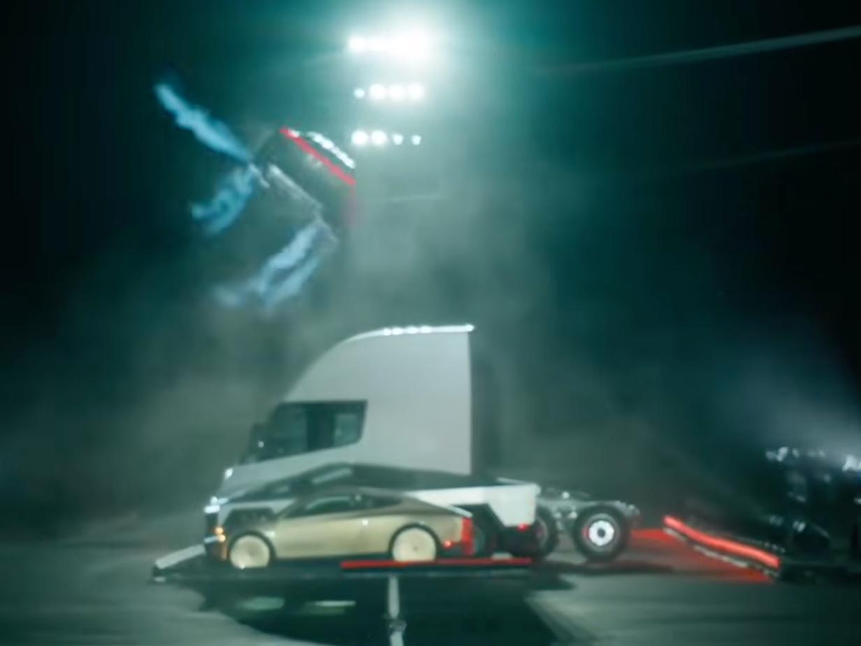 特斯拉roadster和SpaceX整的战斗车，简直是游戏里面的霹雳战车啊。坐在