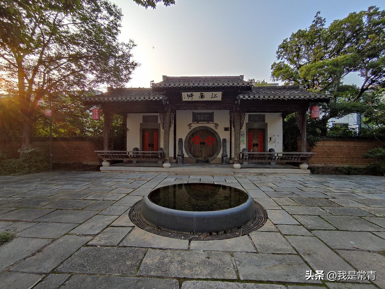 远离喧嚣，静坐庭前，看天光落在一池静水间，偷得浮生半日闲。