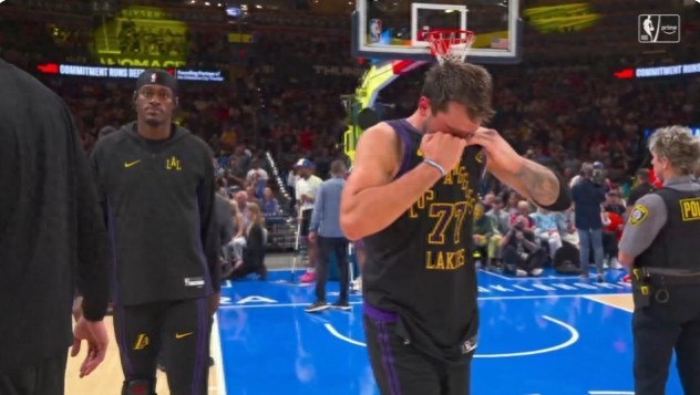 【兄弟情义 🏀 感动瞬间！东契奇受伤落泪，范德彪暖心守护👨❤️💋👨】在比