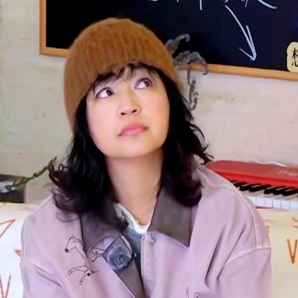录制现场，李静、于娜她们正拆着妈妈寄来的礼物，笑声和彩带的窸窣声混在一起。
镜头