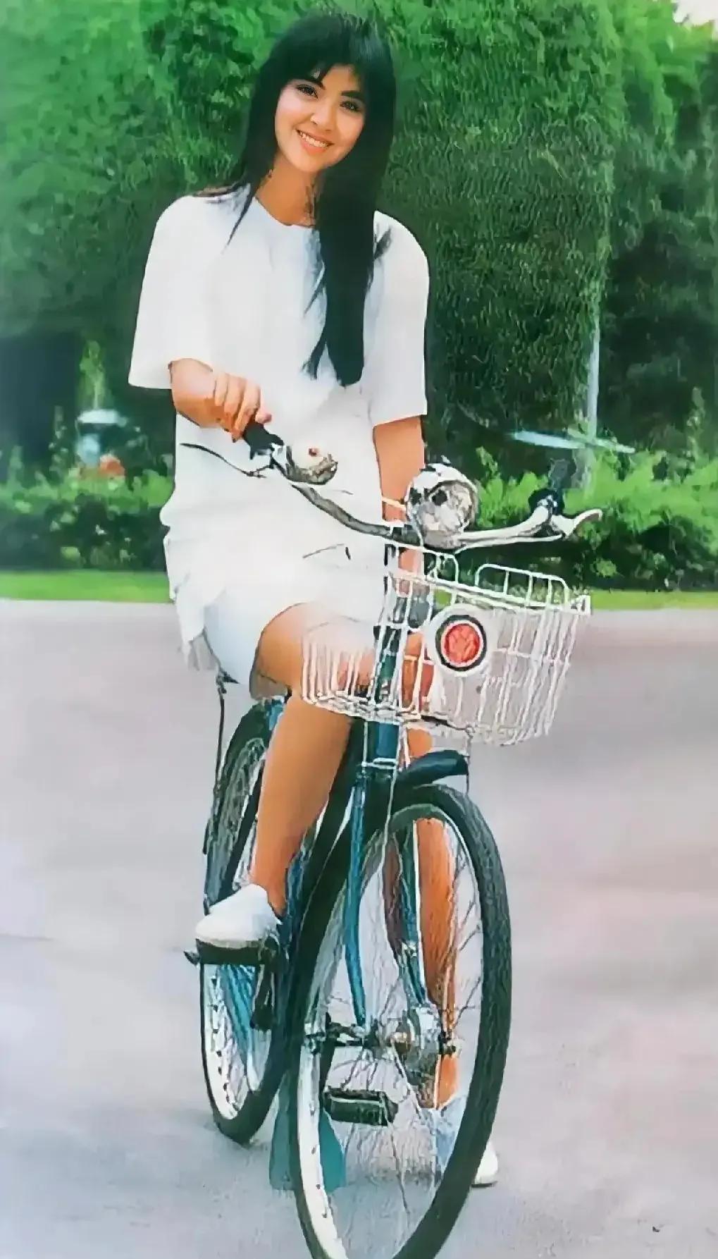 少女时代的王祖贤，骑着单车的漂亮小姐姐。
少女时代的王祖贤纯真青涩，靓丽可人，长