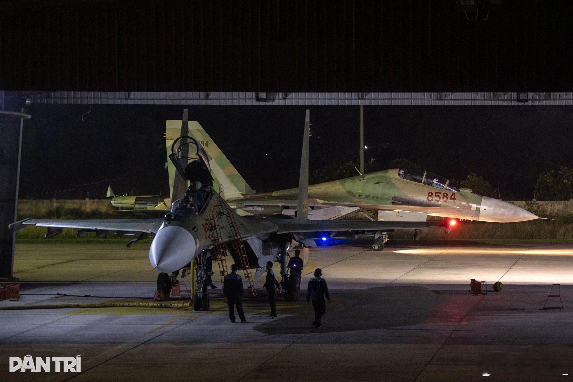 越军苏-30MK2夜训越军动态