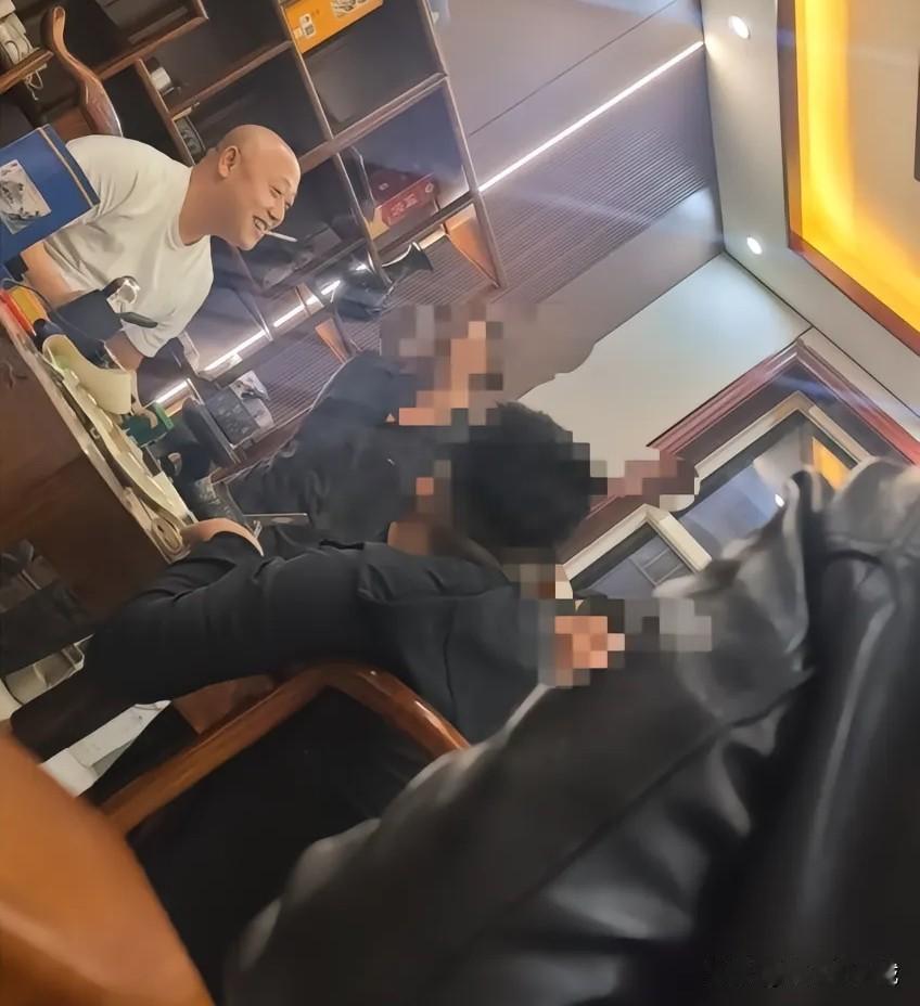 河北定兴39岁加油站光头老板佳佳去世，这个坏习惯，很多中老年人都有！
 
10月