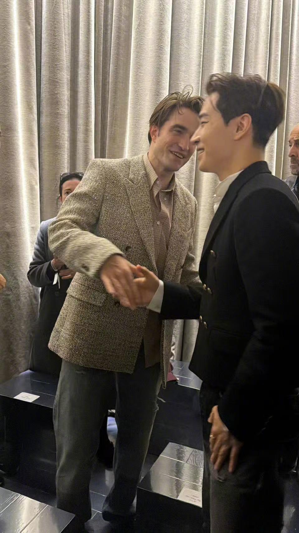 刘宪华和暮光之城男主同框 刘宪华与暮光之城男主在秀场惊喜同框，两人并肩贴贴合影，