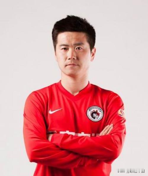 2004年，对于肇俊哲来说是个人荣誉的巅峰之年。他凭借在辽宁队和国家队的稳定而出