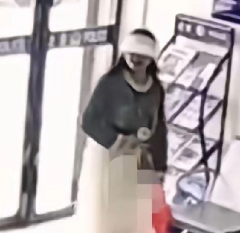 湖北襄阳，一女子去取快递，因热得实在扛不住，路上便走进派出所歇脚。缓过劲后，女子