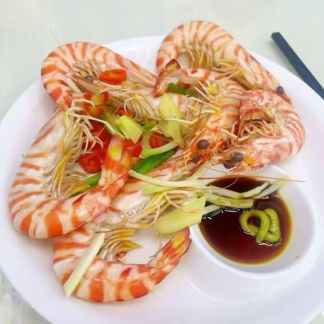 鲜美多汁的虾，搭配清爽的蔬菜和蘸酱，色香味俱全！
