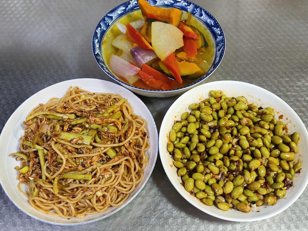 盛夏午餐主打清爽解腻

自制鸡肉丝黄瓜凉面口感筋道，凉拌青豆入味下饭

搭配一碗