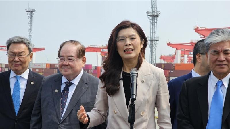 4月9日，郑丽文在参访上海洋山港结束后发表谈话：对照黄浦江畔的今昔巨变，呼吁“和