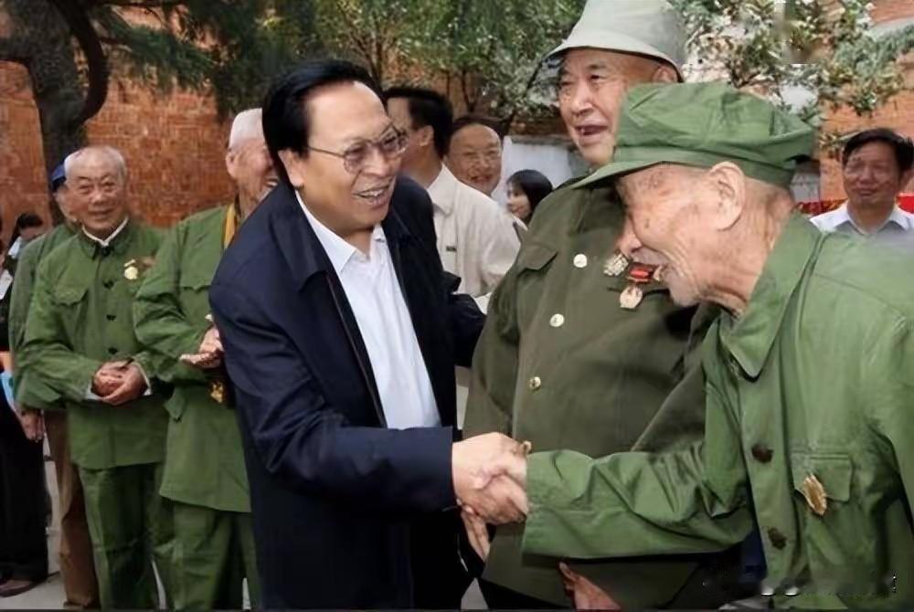 1973年杨得志下乡，见老部下被当众管制，怒怼随行干部：他是渡河功臣！
 
19