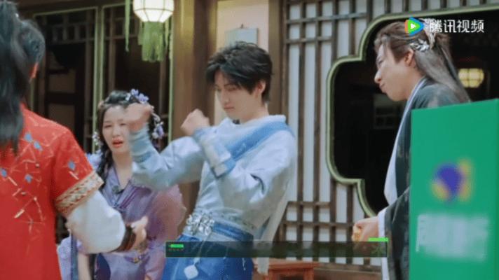 周柯宇挑衅张凌赫丁程鑫张凌赫丁程鑫被周柯宇气笑了周柯宇藏凶手牌全程滴水不漏，顺利