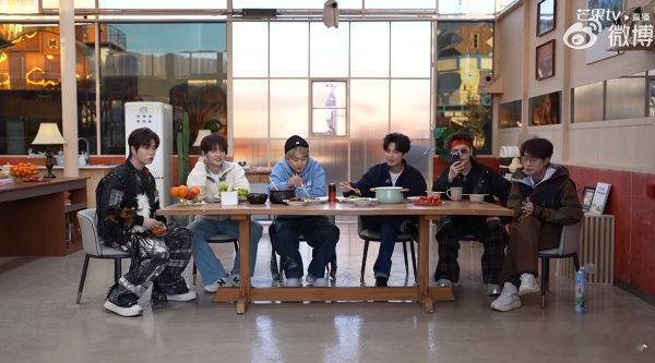 快乐老友记直播快乐老友记 直播中，哥几个边吃边玩梗，熟人局满是欢乐。松弛又自在，