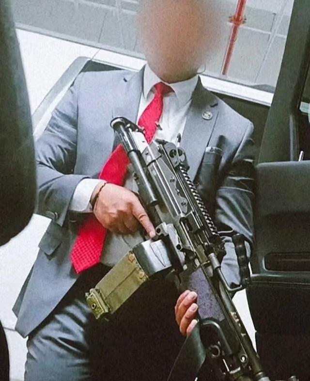 美国特勤局 贴身护卫用HK MP7冲锋枪， 俄罗斯联邦 警卫局贴身保镖用AK-1