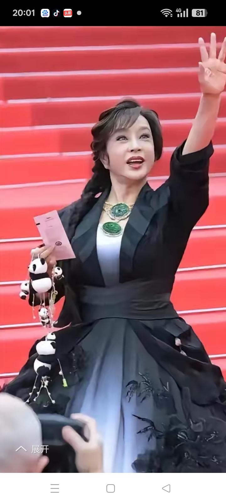 一根1000万，刘晓庆没带手镯挺奇怪。
但她脖子挂的牌子超过一个亿，更刺激。
7