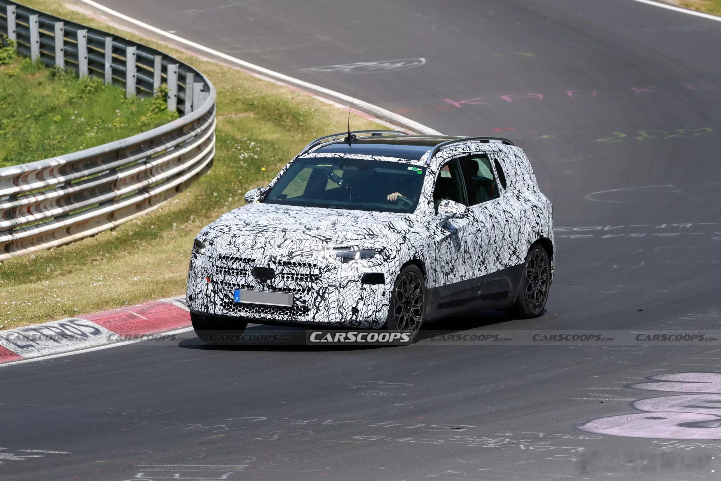 外观细节仍在保密中，但梅赛德斯确认GLB将配备可选的MBUX超级屏幕。该配置预计