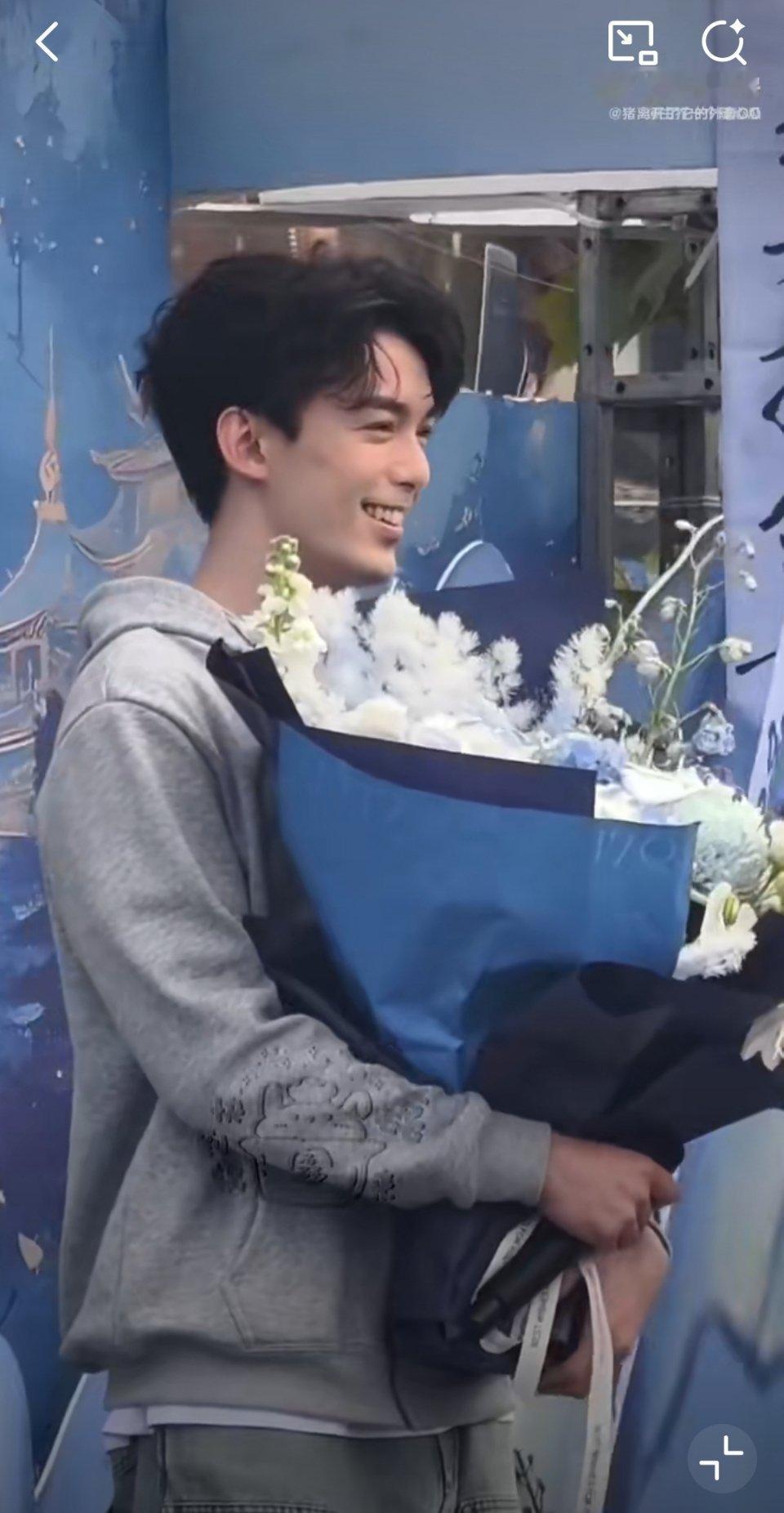 看吴磊笑的我也忍不住笑，他都合不拢嘴了，也不知粉丝说了啥。 ​​​