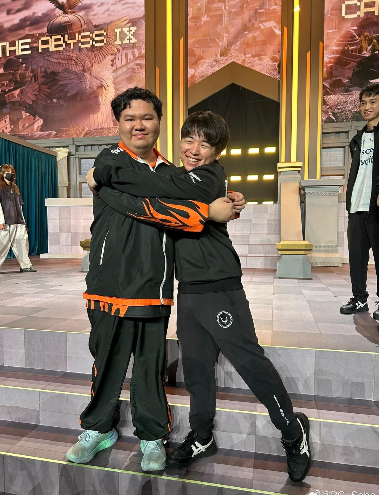 东玄！！我爱你😃
我问“可以抱抱你吗？”
东玄回答我OK可以的！！ ​​​