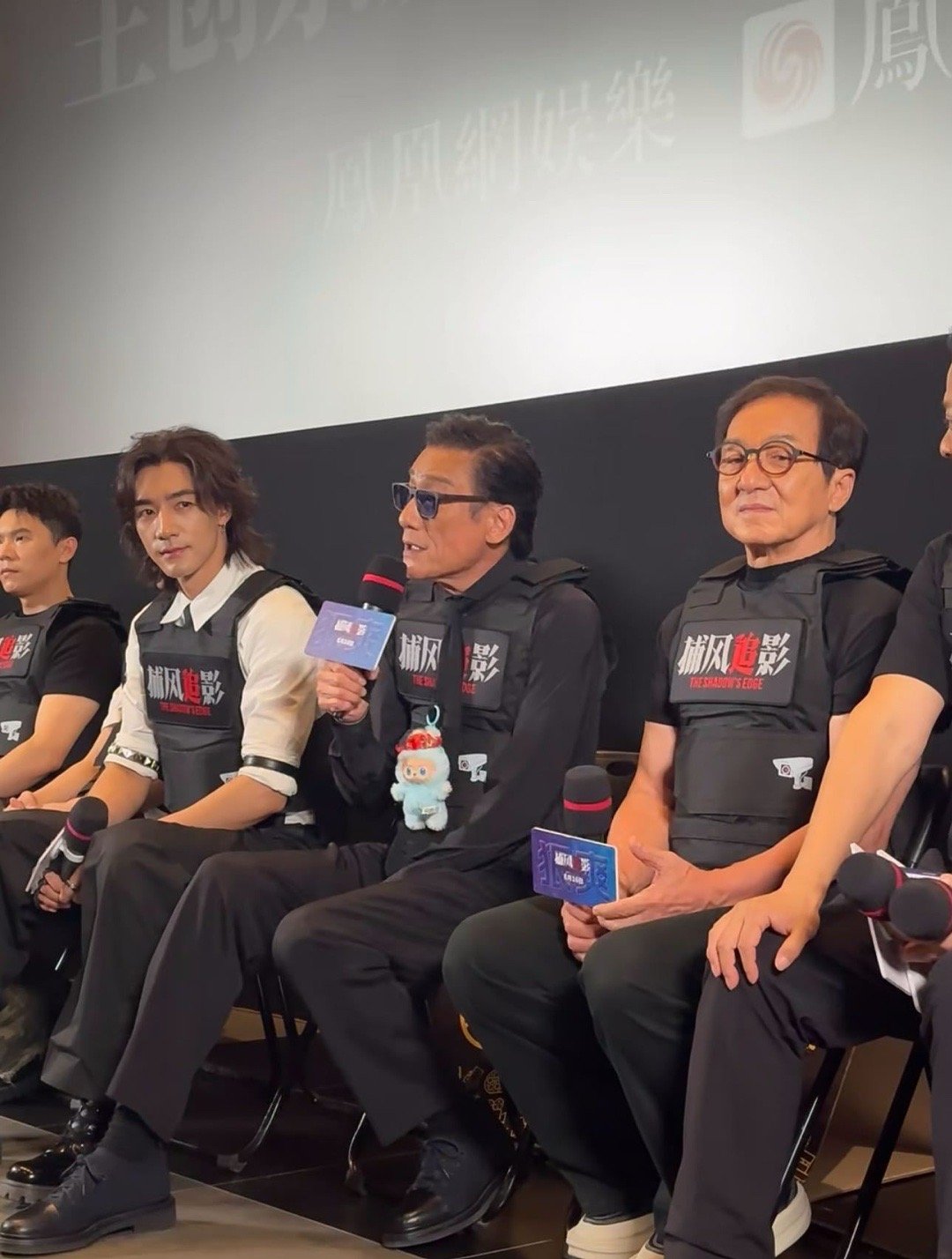 梁家辉又收到了labubu 梁家辉老师用行动证明：硬汉也爱萌物！路演现场对“拉傅