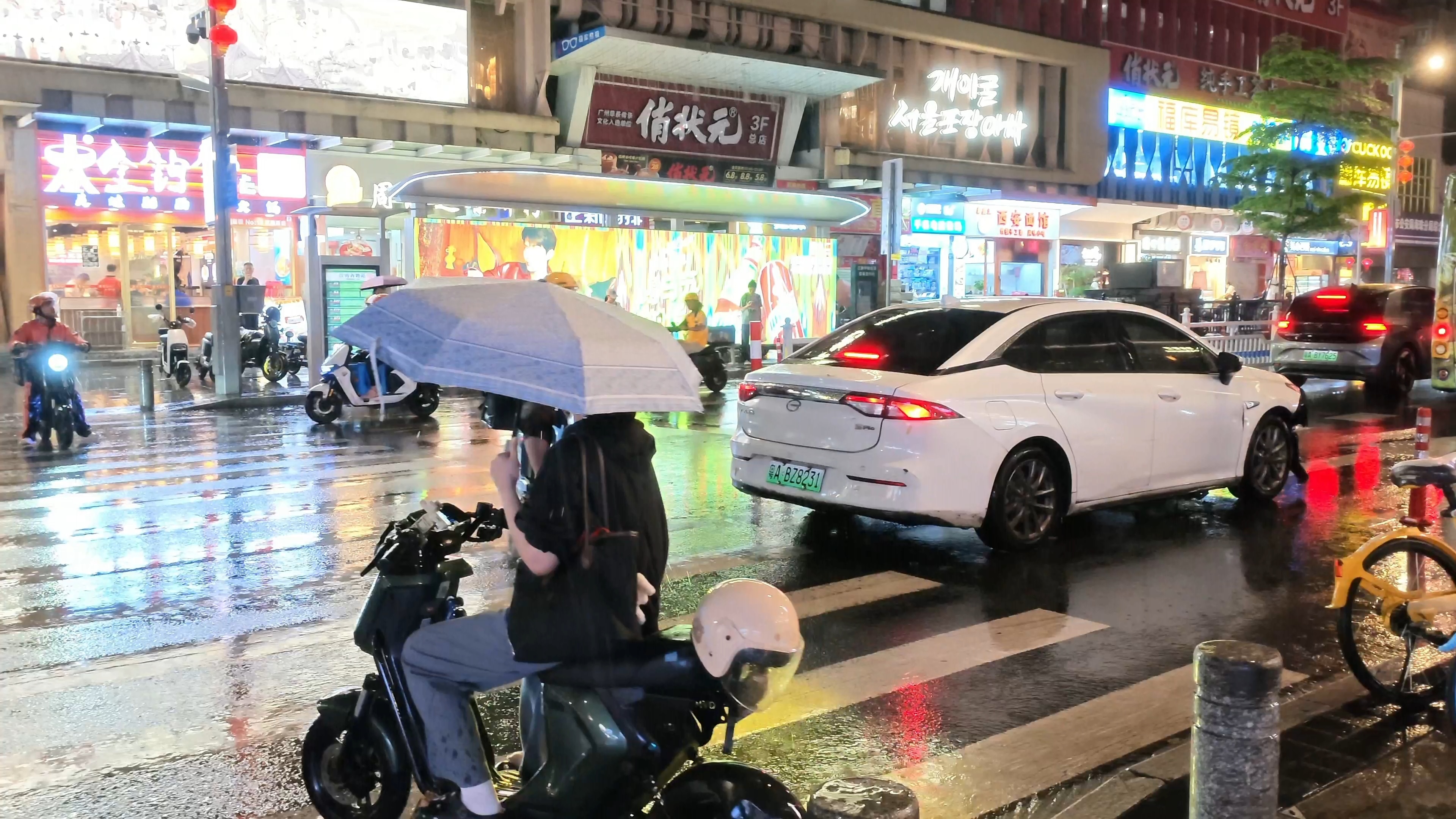 广州的雨，用Live记录一下。广州生活下雨[超话]生活手记  ​​​