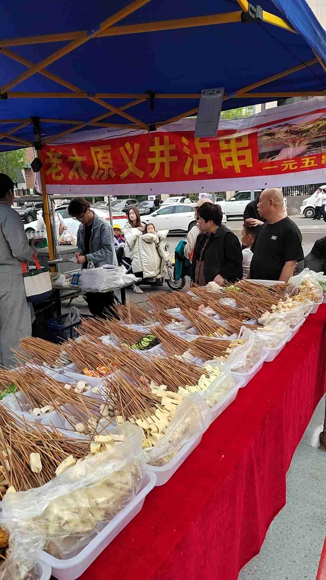 昨天下班走了单位东面的这条街
真正感受到了人间烟火气
各种小吃、各种样式应有尽有