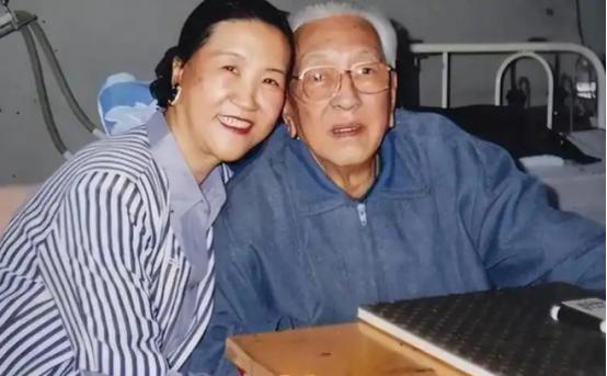 原国防部长耿飚的长女，一夜之间被查封了所有资产，她选择出走美国。在离开时她发誓：