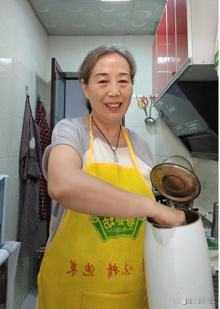 瞧瞧我发的豆芽，还有我的午饭。
用茶壶生的绿豆芽，到第三天就长成这样了，明天就能