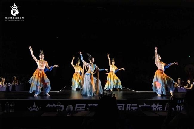 惊艳的舞台表演，色彩斑斓的舞裙，优美的舞姿，让人陶醉！🌟💃🏻
