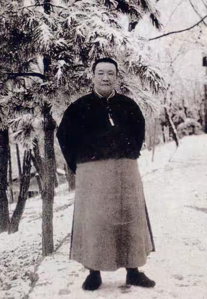 1879年，杭州巡抚谭钟麟午睡起来，路过了通房丫头李氏的卧房，见李氏美貌动人便将