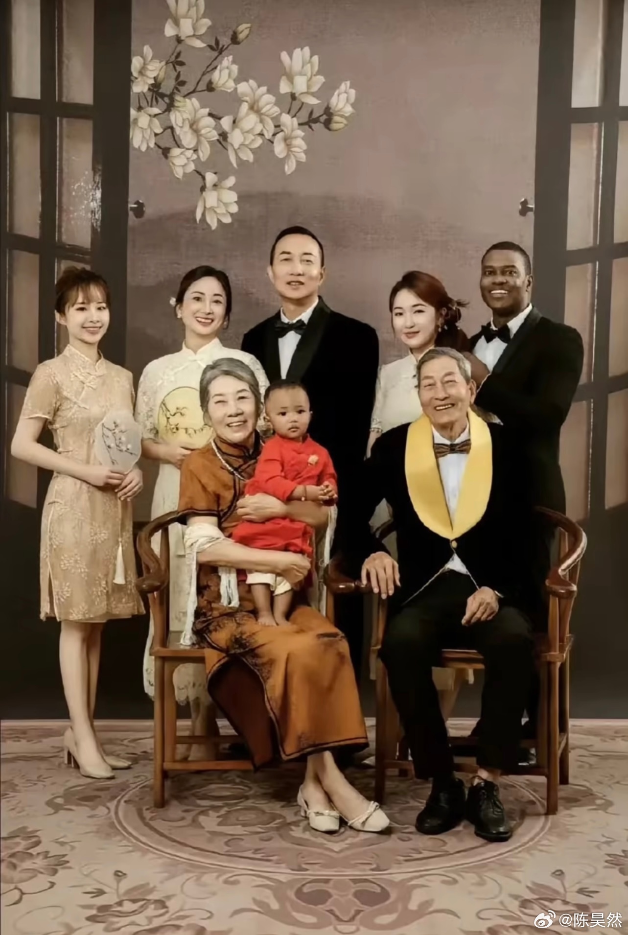 仔细一看这全家福，孩子慢慢拥有黄皮肤，下一代基本完全是和谐的全家福了。 ​​​