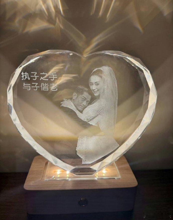 水晶摆件是方媛买的水晶摆件不是郭富城买的 是我们误会郭富城的品味了😂 