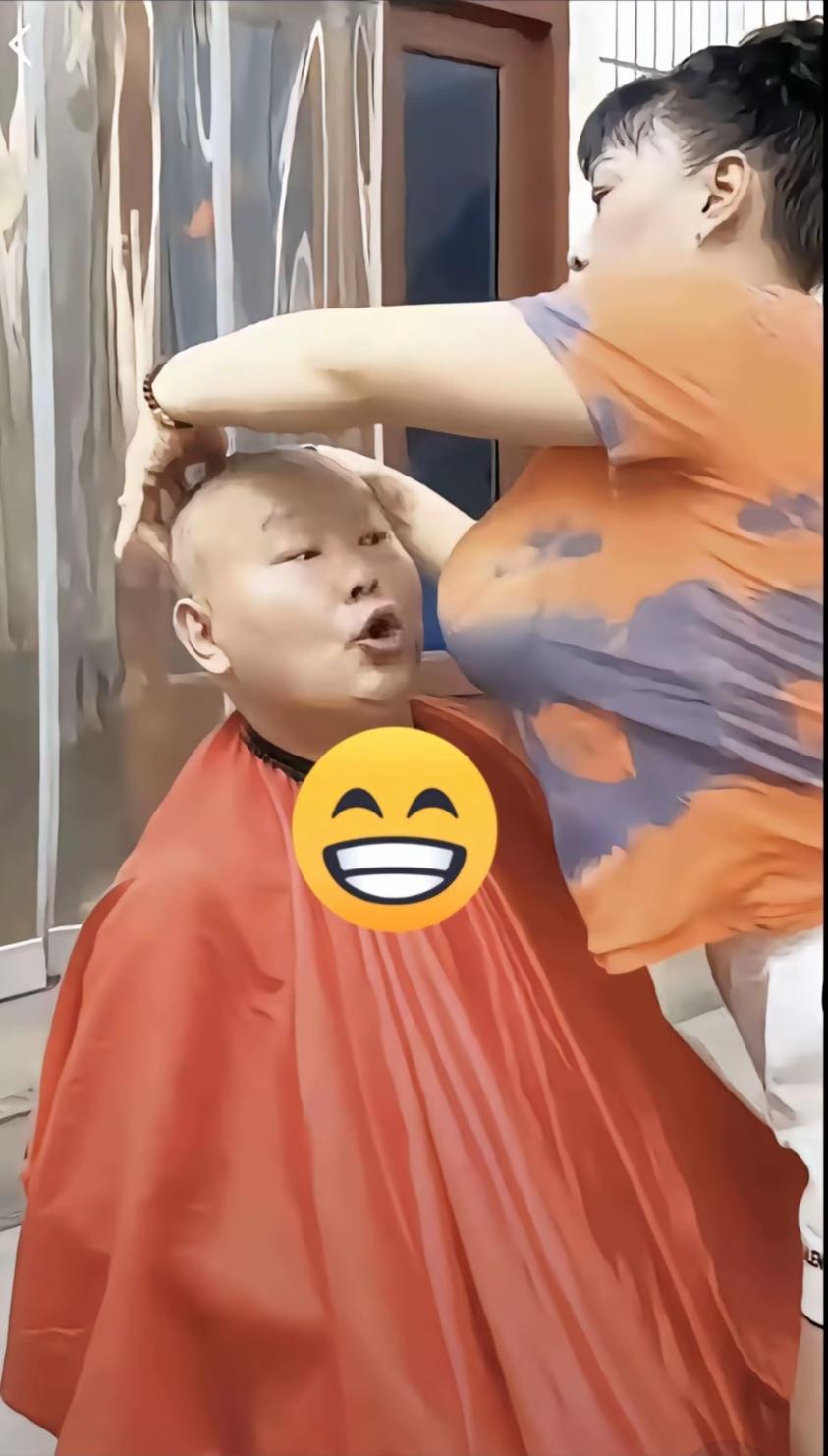 〔欣赏图片〕
工作一天放松心情；
刷刷抖音开心快乐；
刷到理发店的一幕；
理发师