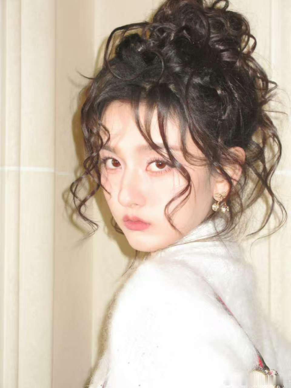 宋祖儿卷发洋娃娃宋祖儿卷毛随拍宋祖儿卷毛随拍，洋娃娃， ​​​