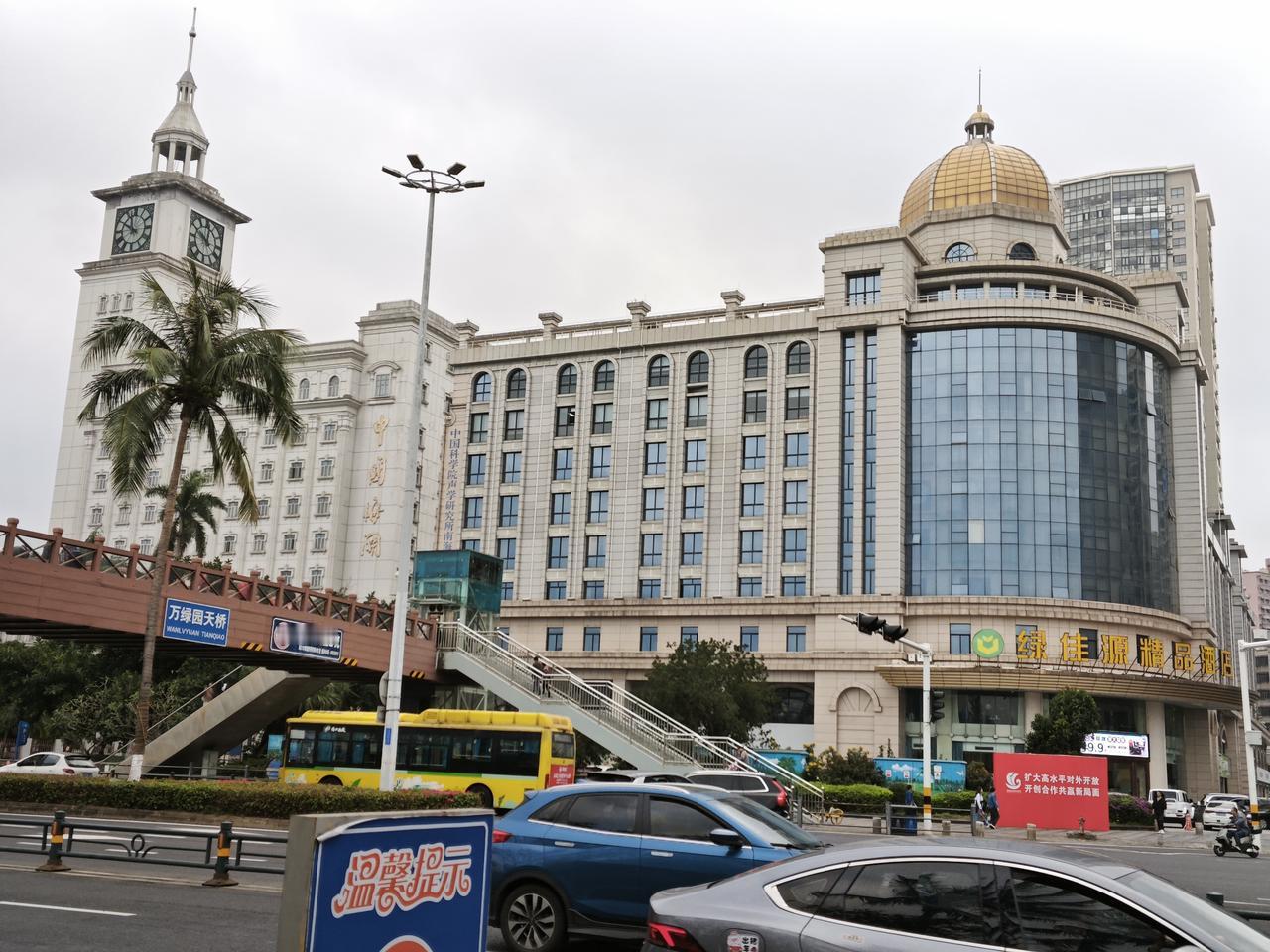 手机随手拍原创图片海口街头的这一幕，南洋风情的建筑与市井烟火撞个满怀。万绿园天桥