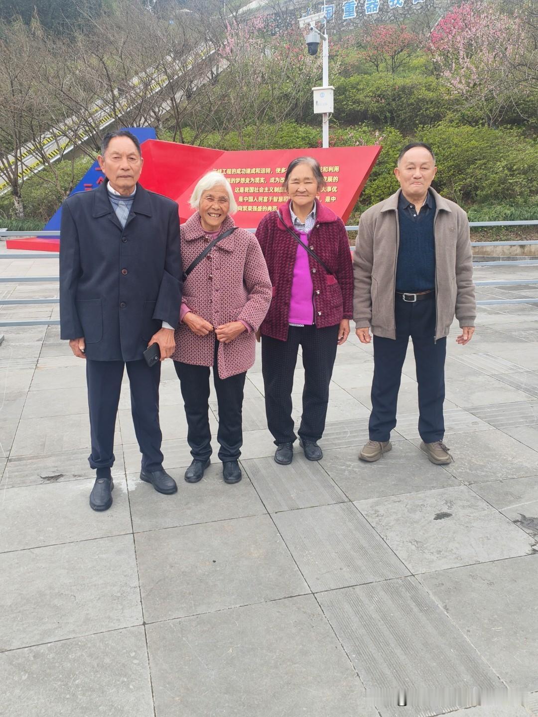 我觉得朋友越少越好。年轻时我也和很多人一样，觉得多一个朋友多一条路，拼命拓展人脉