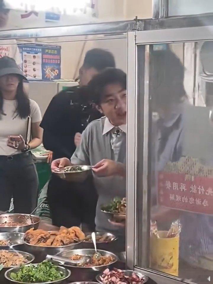 王祖蓝被贵港的粉便宜到了 一碗地道谷山粉仅售三元，实惠物价刷新认知，难怪到访的王
