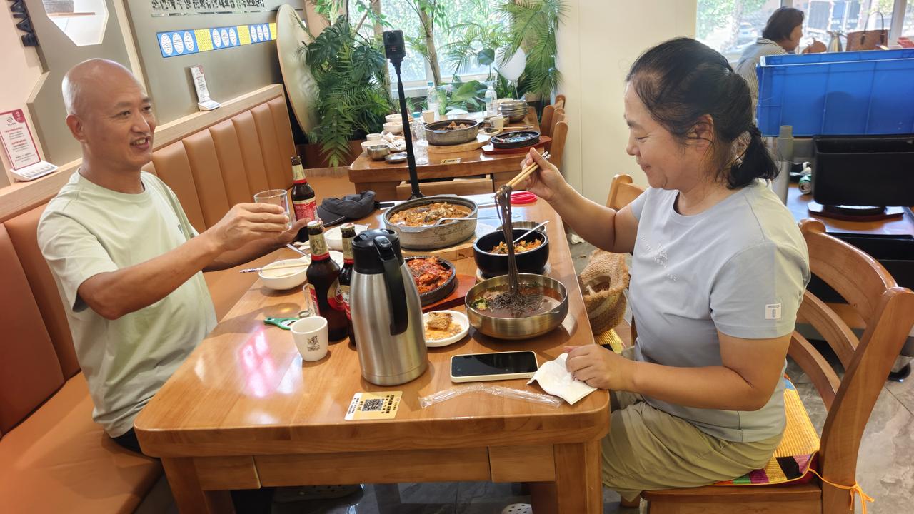 昨天到延吉，为了找到鲜族特色美食，让瓢泼大雨加冰雹一顿拍。最后去万达吃的烤鱼，根