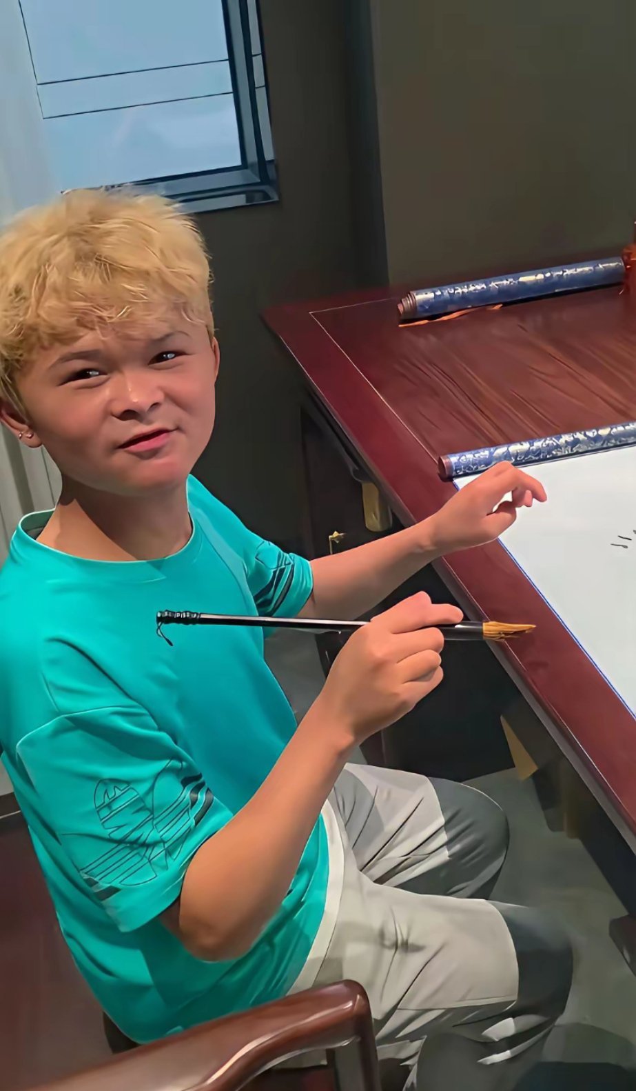 范小勤哪懂什么书法，随手划拉的几个字，居然被炒到八万八！一场直播就狂赚六十万，这
