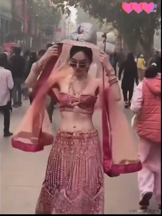 一名泰国网红为了博眼球，
居然直接穿着肚皮舞的服装，
走在熙熙攘攘的大街上，
随