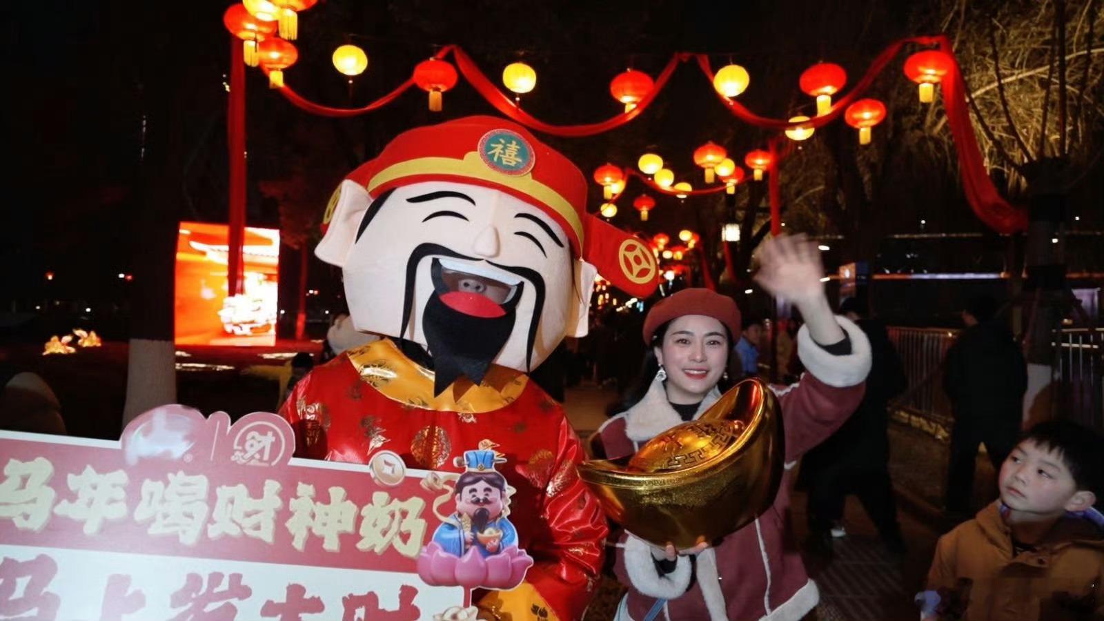 武汉灯会偶遇高颜值财神天团这届财神颜值也太卷了吧 马年财神卷出新花样！武汉灯会天