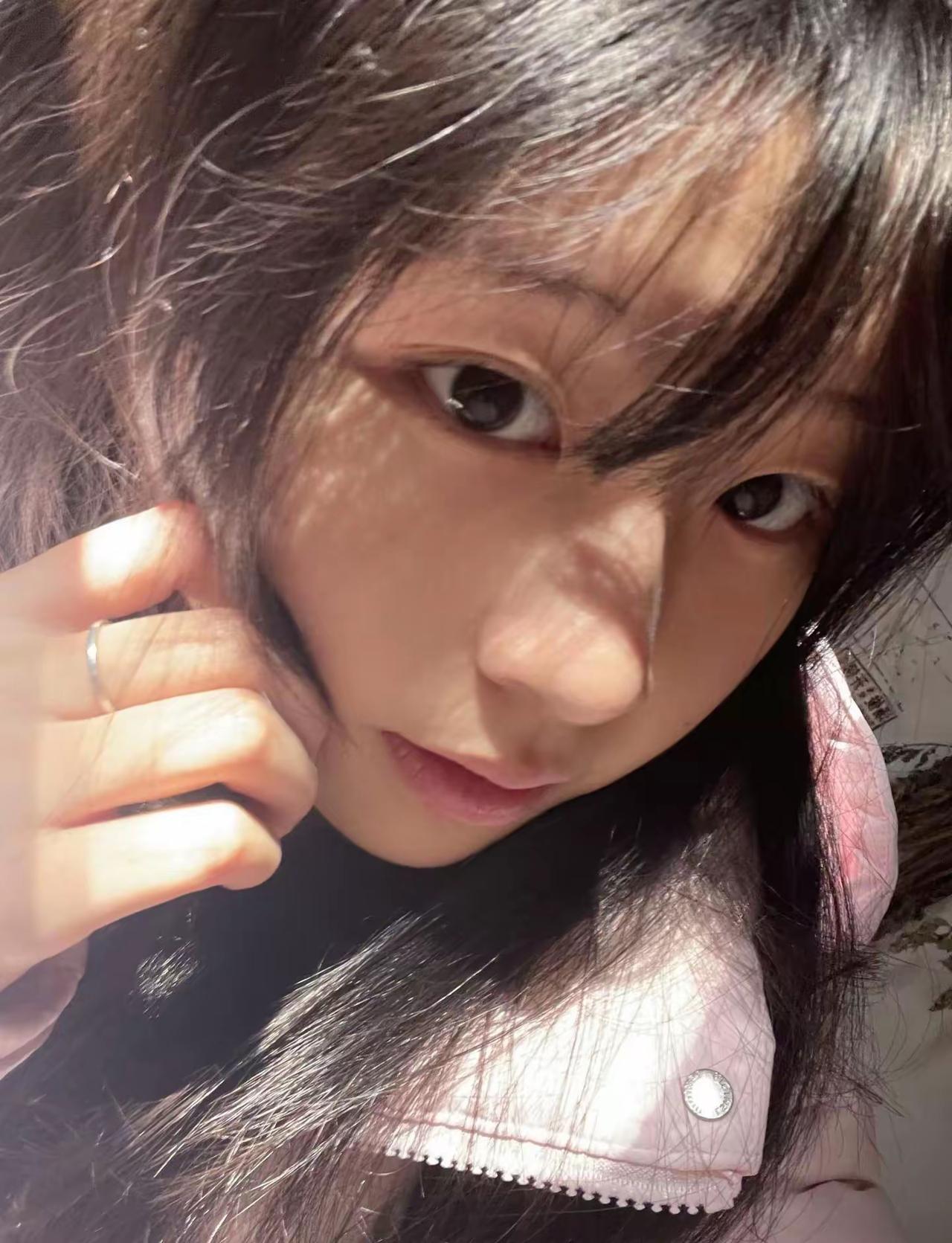 阳光下的少女，温柔又可爱少女感笑容 少女的笑容