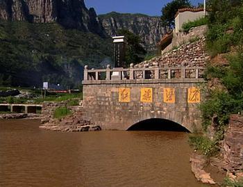 20世纪60年代，河南林县人民在生活困难、物资匮乏的条件下，为改变生存困境，凭着