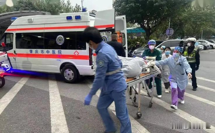 简直天理难容！2022年，黑龙江一女子不忍母亲在重病监护室咽下最后一口气，花费1