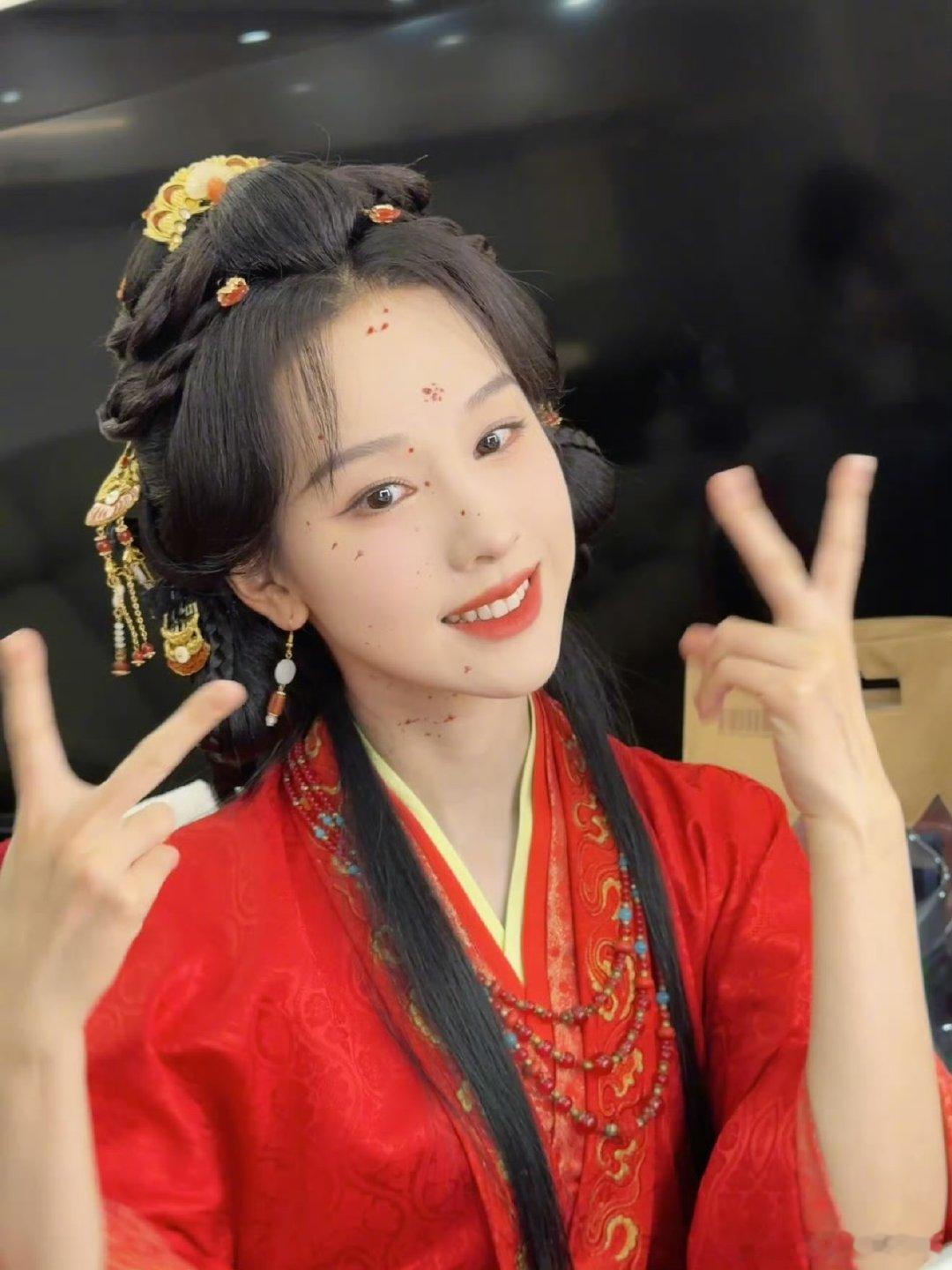 陈都灵剧组碎片live图陈都灵晒翘楚剧组碎片陈都灵分享剧组碎片，从红纱遮面朦胧美