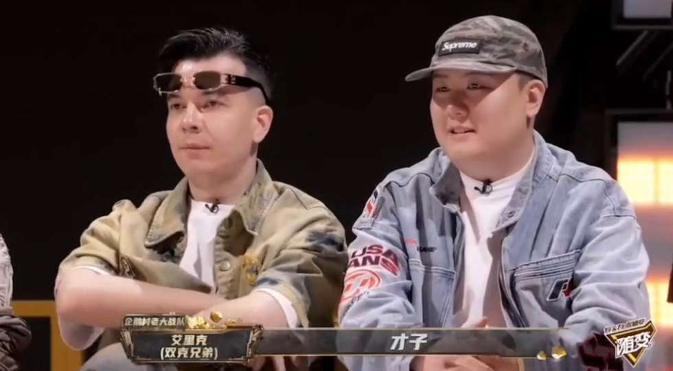 #诺曼德才子##诺曼德最新温柔造型# 诺曼德风格多变，这期坐着弹唱[哇][哇][