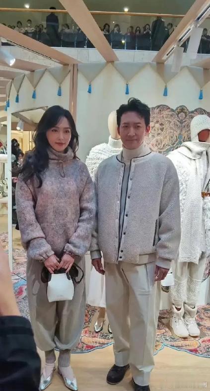 唐嫣这双鞋子是认真的么，上脚效果好像三寸金莲[允悲][允悲]  