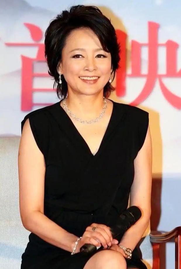 张瑜在采访里突然落泪，说这辈子最后悔的，就是错过了当年那个真心实意对她好的男人。