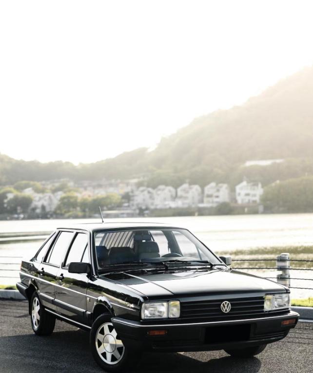 1983年，中国第一次引进桑塔纳汽车，原本定价为8万，但中方代表认为16万更合适