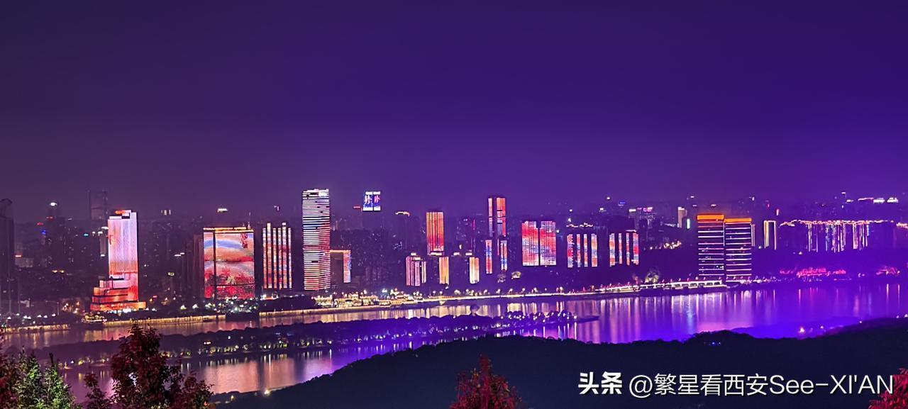 十一当晚，伴着降临的暮色，攀登岳麓山，观摩和感受了长沙之眼(长沙广播电视发射塔)