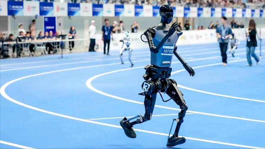 炸场！国产机器人跑赢博尔特指日可待？10米/秒刷新纪录，4月11日，国产人形机器