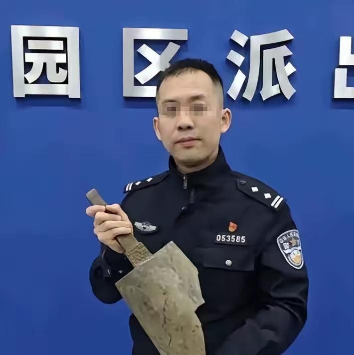 收废品老夫妻河边捡到“铁疙瘩”，民警看傻眼：这是沉睡千年的吴越国宝！

4 月 